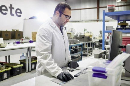 ricercatore laboratorio tecnologia CarbiCrete sviluppo cemento sostenibile senza CO2 ricerca scientifica edilizia green