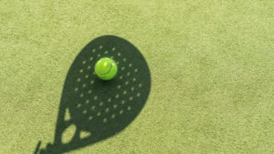ombra racchetta padel con pallina su campo vibrazioni impatto