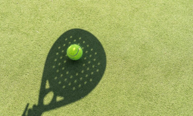 ombra racchetta padel con pallina su campo vibrazioni impatto